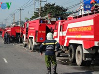 TPHCM: 18 xe cứu hỏa, 100 chiến sỹ dập lửa ở công ty nội thất