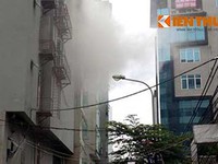 Hà Nội: Cháy lớn quán karaoke 7 tầng, người dân hoảng loạn