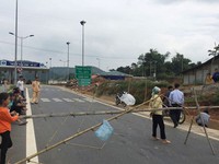 Dân lại dựng rào chắn trên cao tốc dài nhất Việt Nam