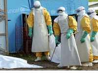 Những bác sĩ quốc tế quên mình đổ về tâm dịch Ebola