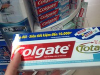 Nhiều sản phẩm Colgate total tại Việt Nam chứa triclosan có thể gây ung thư