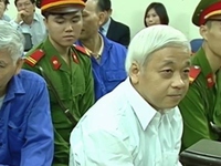 Bị cáo Nguyễn Đức Kiên ôm tập hồ sơ dày tới phiên phúc thẩm
