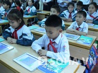 Quá hoang mang về đề án ‘HS tiểu học ngồi chà iPad’