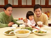 Trẻ dễ ngộ độc thực phẩm ngày Tết, vì sao?