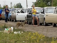 Người Ukraine xếp hàng chạy sang Nga kéo dài 5 km