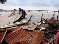 Nha Trang: Sóng đánh sập 16 căn nhà trong đêm