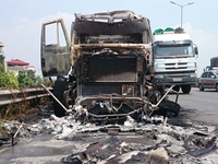 Xe container bốc cháy dữ dội trên cầu Thanh Trì