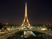 Triệu phú người Việt có thể giành quyền quản lý Eiffel