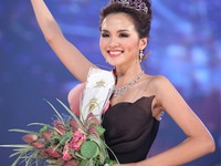 Hoa hậu Việt lao đao khi bị đề nghị tước vương miện