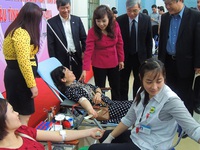 Cán bộ y tế hãy đi đầu tham gia hiến máu