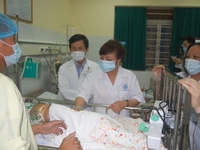 Bộ trưởng Nguyễn Thị Kim Tiến kiểm tra công tác phòng chống dịch bệnh tại BV Nhi Trung ương