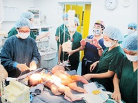 Gần 4 tháng chuẩn bị và hơn 3 giờ phẫu thuật