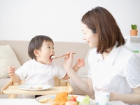 Cho trẻ ăn cái hay ăn nước?