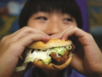 Có nên cho trẻ ăn fast food?