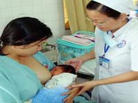 Chăm sóc mẹ và bé sau sinh thường