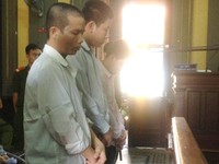 Phát bao cao su cho bạn để cưỡng hiếp tập thể