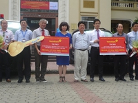 Trao tặng xe cứu thương cho Bệnh viện Đại học Y Hà Nội