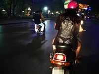 Sự thật gây shock về bức ảnh thiếu nữ &apos;lộ nội y&apos; giữa phố Hà Nội