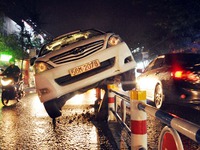 Taxi leo trên dải phân cách