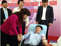 Bộ trưởng Bộ Y tế kêu gọi cán bộ y tế trực tiếp hiến máu