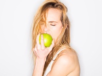 Ăn nhiều táo giúp tăng khoái cảm tình dục ở phụ nữ