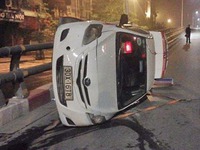 Hà Nội: Taxi đâm đổ cột đèn, lật nghiêng trên cầu vượt