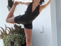 Jessica Alba lộ tài tập yoga siêu đẳng