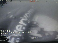 Thợ lặn tiến vào thân máy bay QZ8501 tìm kiếm thi thể nạn nhân