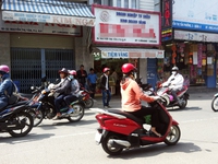 Cả chục nhân viên tiệm vàng bắt 3 kẻ dàn cảnh cướp tiền