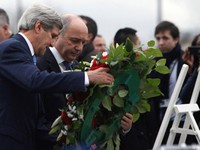 Ngoại trưởng Mỹ đặt hoa tưởng niệm nạn nhân vụ thảm sát tòa báo Charlie Hebdo