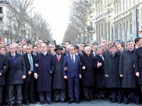 Thủ tướng Đức bị xóa mặt trong ảnh lãnh đạo tuần hành ở Paris