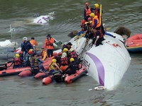 Máy bay chở 58 người lao xuống sông