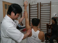 Xây dựng chính sách BHYT khuyến khích người dân KCB y học cổ truyền