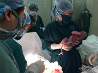 Bộ trưởng Bộ Y tế biểu dương các bác sĩ liên viện cứu sống trẻ sơ sinh 1 ngày tuổi