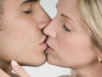 Nụ hôn có thể làm lan truyền virus gây u nhú HPV