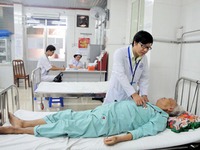 Giúp người già khỏe mạnh ngày nóng