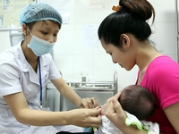 Chờ vắc xin dịch vụ phòng bệnh ho gà: Nguy hiểm cho trẻ