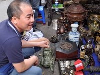 Phiên chợ đồ cổ ngày Tết giữa thủ đô