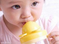 Chọn nước uống tốt cho trẻ nhỏ mùa nóng
