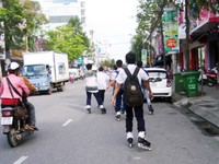 Cần ngăn chặn “trò xiếc” trên phố