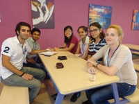 Giới trẻ quốc tế chia sẻ cảm tưởng về người thầy thuốc