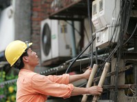 Cả làng ăn cắp điện