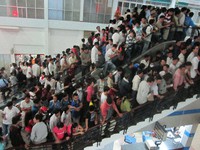 Vật vã mua vé tàu Tết