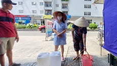 Nước sinh hoạt bất ngờ bị cắt, người d&#226;n lỉnh kỉnh x&#244; chậu đi xin nước