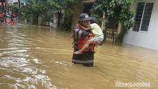 H&#224;ng trăm Cảnh s&#225;t Cơ động gi&#250;p d&#226;n tho&#225;t khỏi v&#249;ng lũ tại th&#224;nh phố L&#224;o Cai