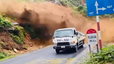 Video: Tài xế ô tô thoát chết trong gang tấc khi qua điểm sạt lở khiến nhiều người 'thót tim'