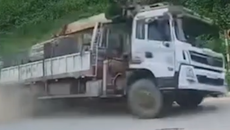 Video: Lật xe tải trên quốc lộ, chủ sạp hàng ven đường gặp nạn