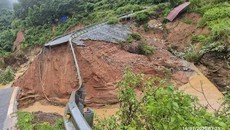 Mưa lớn gây sạt lở, đứt đường trên Quốc lộ 12, giao thông tạm thời chia cắt