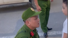 Ấm lòng khoảnh khắc Cảnh sát 113 giúp bé trai 4 tuổi đi lạc tìm về gia đình