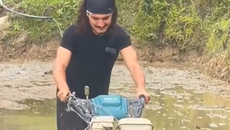 Lên Tà Xùa săn mây, khách Tây khiến dân mạng ngỡ ngàng với kỹ năng làm ruộng